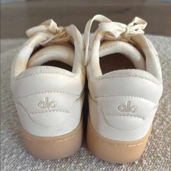 Alo Cream Sneakers - Picture 3 of 5